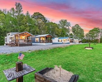 2 Villa D'Azur Luxury Tiny House Mins to Lake Guntersville, Downtown, Firepit - Guntersville