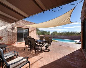 Luxe & Spacious Gem: Pool ~ 15min to Downtown ~ Parking! - Casas Adobes - Restaurante