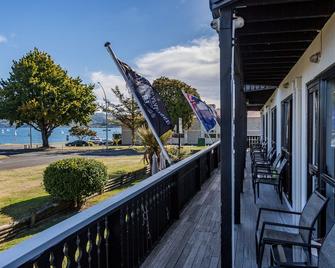 Le Chalet Suisse Motel Taupo - Taupo - Balcón