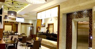 Biz Boulevard Hotel - Manado - Restaurang