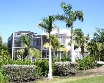 Key West Style Home. With Screened Heated Pool. Only a 6 Minute Walk To Beach. - Sanibel - Building