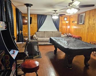 Private Suite - Stay Awhile DC East, Capitol Heights MD 1br1ba Bonus Room Amenities - Capitol Heights - Dining room