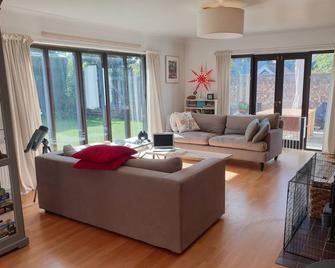 Island Retreat with HotTub - West Mersea - Living room
