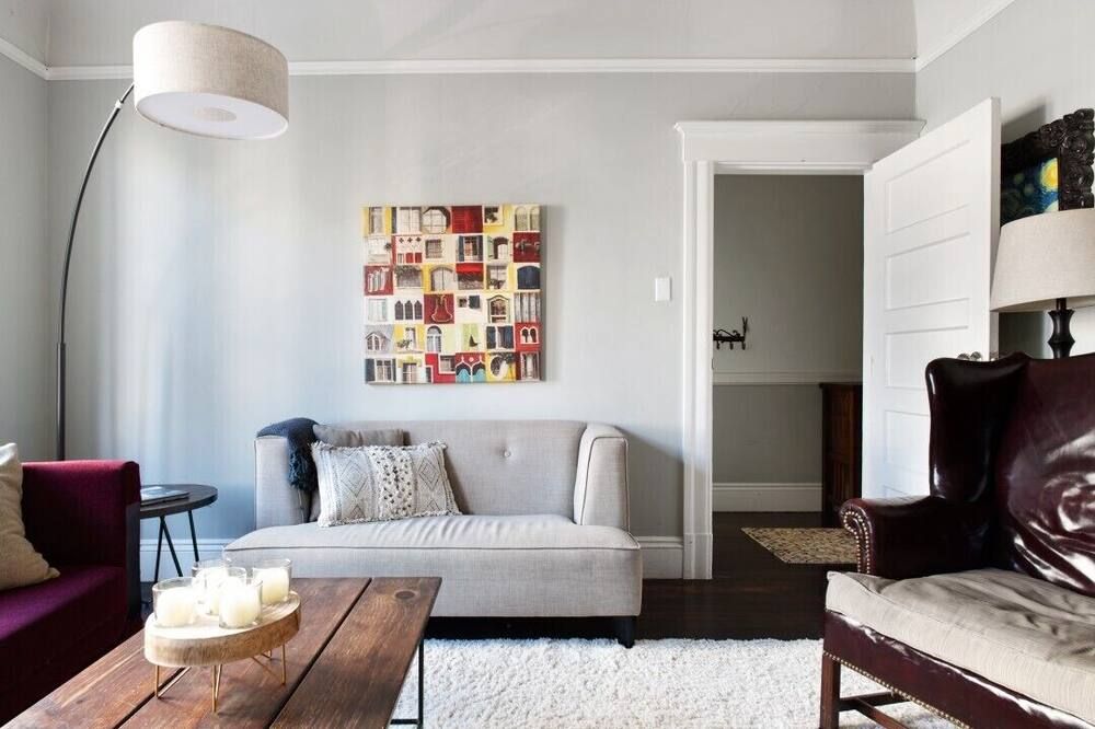 Gather Round the Fire Pit at a Period Russian Hill Flat - سان فرانسسكو - غرفة معيشة