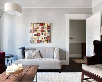 Gather Round the Fire Pit at a Period Russian Hill Flat - سان فرانسسكو - غرفة معيشة