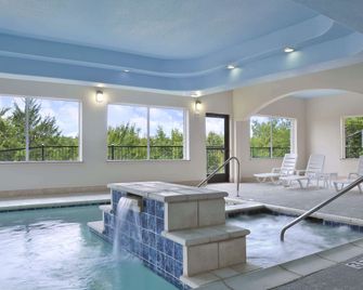Ramada by Wyndham South Waco - Hewitt - Pool