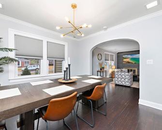 Dog-friendly 3BD/3BA in Fairway! - Fairway - Dining room