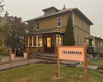Century home suite located above a 5 star restaurant, In the heart of downtown! - Camrose - Building