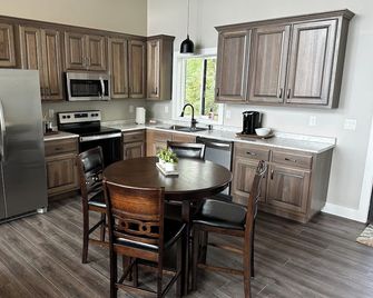 The Ledge on Lookout! 2 Bedroom brow cabin with private hot tub and a view! - Fort Payne - Kuchyň