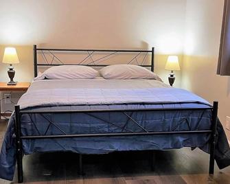 Hillside Hideaway; Hatfield McCoy and Outlaw trails; Firepit; grills; Sleeps 13 - Herndon - Sypialnia