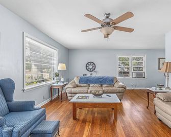 Boat Parking & Shore Power, Dog-Friendly Duplex, Fenced Yard Near Pickwick Lake - Sheffield - Sala de estar