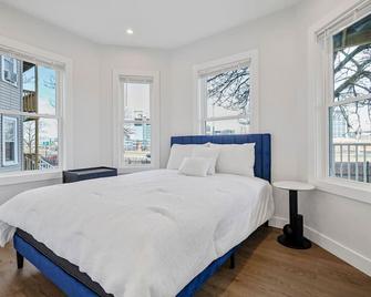 Stunning 3BR 7 mins to Boston/Encore/Parking/W&D - Somerville - Bedroom