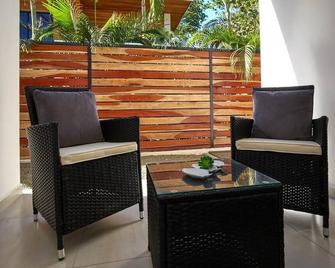 Location, location. Studio APT #1 is walking distance to shops, gym, surf and yo - Nosara - Patio