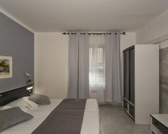 Hotel Amalfitana - Pisa - Camera da letto