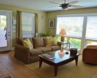 Private Guest Home / Stunning Location / Walk To Poipu Beach/ New AC and W/D - Koloa - Wohnzimmer