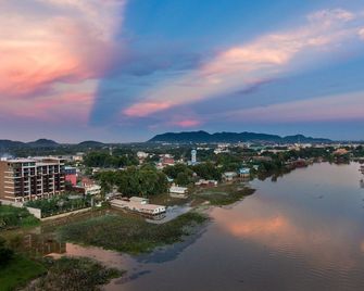 Natee The Riverfront Hotel Kanchanaburi - Kanchanaburi - Außenansicht