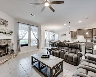 Private Modern Pool Home Backyard Vibes + More! - Burleson - Living room