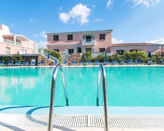 Residence Club Gli Ontani - Cala Liberotto - Pool