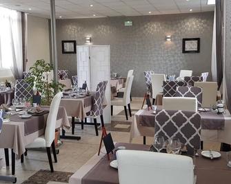 Logis Hotel Restaurant Le Vedaquais - Vaas - Ресторан