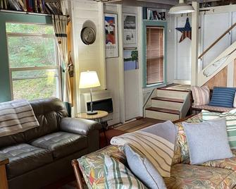 Vintage Cottage Overlooking Seneca Lake Private Beach/Dock/Kayaks/Campfire - Rock Stream - Sala de estar