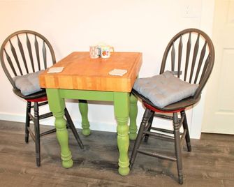 Delightfully Modern Studio/Tiny House D《Car rental Avlble》 - Anchorage - Comedor