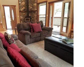 Welcome to the Elk House! 4 Private Acres\/Close to Hiking and Lake Quinault! - Quinault - Living room