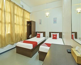 OYO 90734 Tata Inn Hotel - Baling - Bedroom