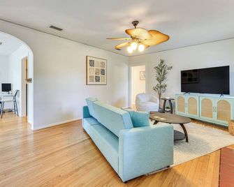 4 Mi to Dtwn Jacksonville: Chic Home w/ Porch! - Jacksonville - Sala de estar
