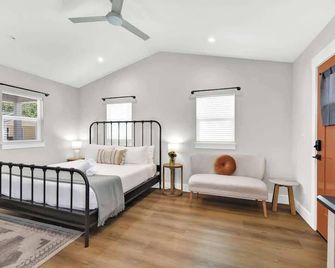 The Grove B Stylish Cottage - Walk to Main - Fredericksburg - Bedroom