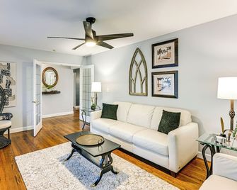 2 Mi to Dtwn Brighton: Updated Home w/ Fenced Yard - Brighton - Sala de estar