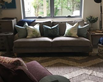 Audrey’s Apartment - executive apartment - Eagle Farm - Living room