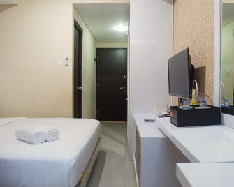 Compact Studio Room at Tamansari Papilio Apartment By Travelio - Surabaya - Bedroom