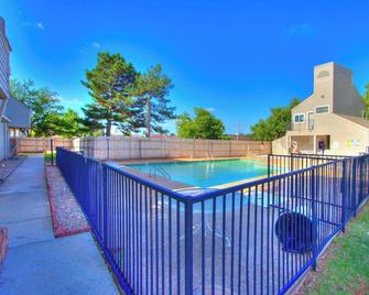 Cozy Updated Cove of Heaven, 5mins to Lake Hefner! - Oklahoma City - Piscine
