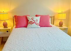 Flamingling by the Beach - Palm Harbor - Bedroom