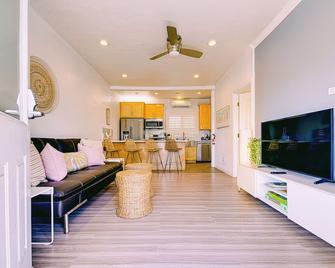 Ultra-modern Paradise Home w/ Bidet & Work Desk! - Newport Beach - Stue