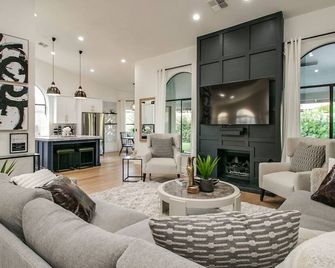 Private Sanctuary in North Scottsdale W/pool! - Phoenix - Living room