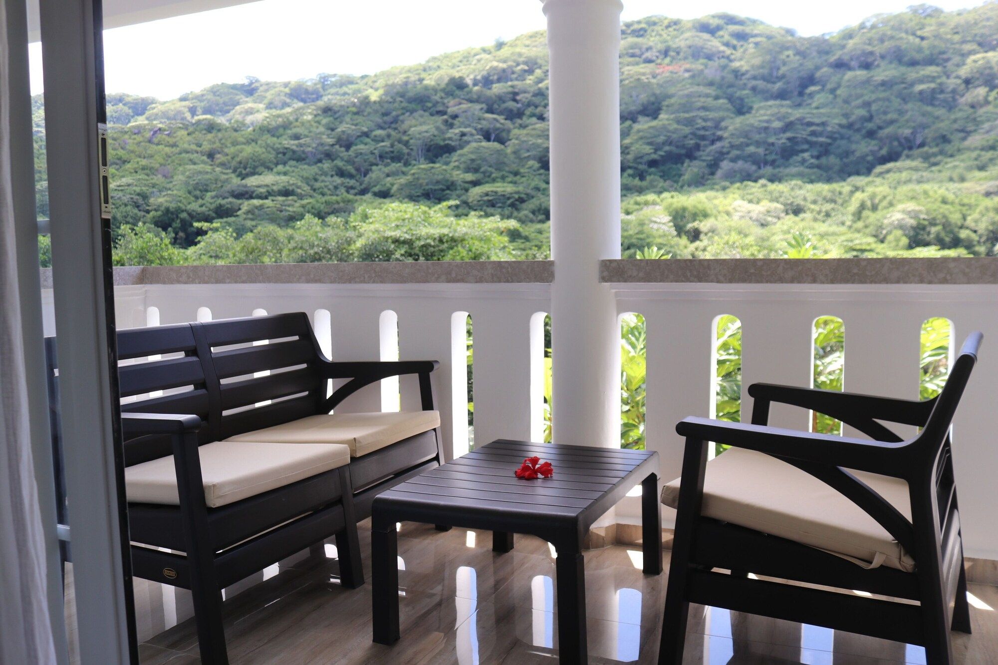 Mountain View Hotel - La Digue Island - Varanda