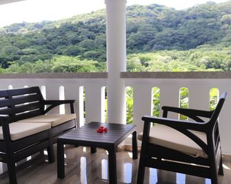 Mountain View Hotel - La Digue Island - Varanda
