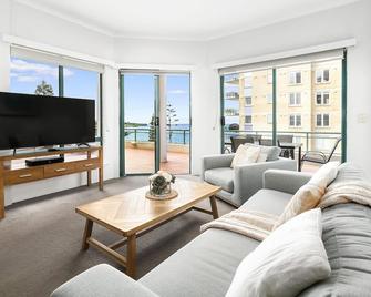 AEA The Coogee View Serviced Apartments - Coogee - Living room