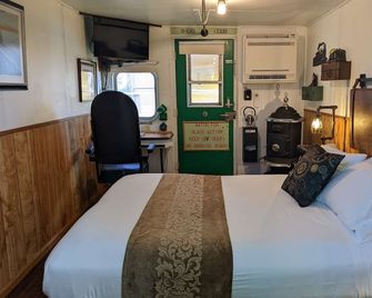 Steampunk Train at Olympic Railway Inn - Pet Friendly - Sequim - Bedroom