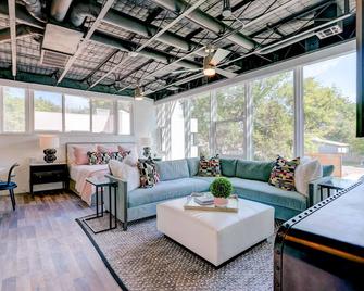Norman Hideaway Studio Near Downtown #cha - Norman - Living room