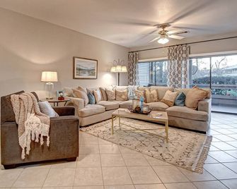 Stunning 2 Bd 2 Bth Ground Floor Condo Lake Conroe Near Clubhouse! - Montgomery - Living room