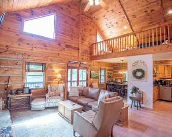 Bear Haven- Fire Pit, Comm Pond Access, Pool Table, Dog Friendly - Grassy Creek - Living room