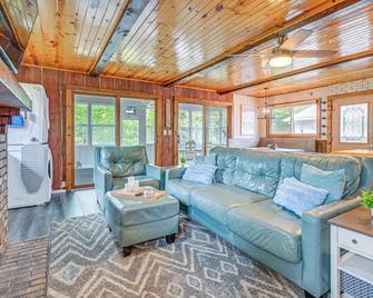 New Lisbon Home with Fire Pit and Ping-Pong! - New Lisbon - Living room