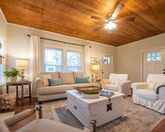 NEW-Ethel Rose Cottage-5 min to Magnolia Silos - Waco - Living room