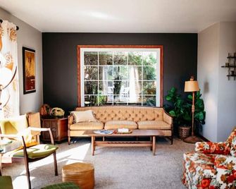 That 70s House at Hidden Creek Estates - Roscoe - Living room