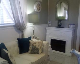 Serenity Yoga Wellness Center Private Room for Two - Paso Robles - Stue