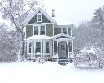 Private 1st Floor Studio in Victorian Home - Steps to LL Bean, Downtown Freeport - Freeport - Building