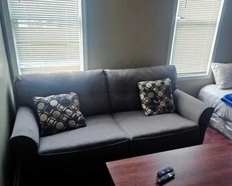 Divine Villa & Resorts Guest House - 283 Lehigh Ave - Newark - Living room