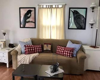 Cheyenne Cottage- pet friendly, near Northwest College - パウエル - リビングルーム